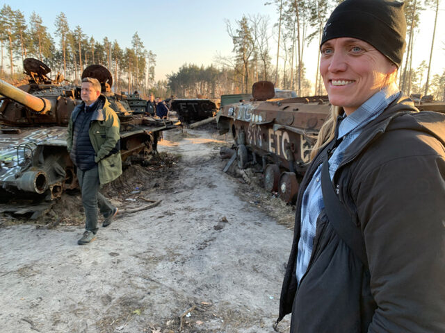 En livvakt står foren to tankser.