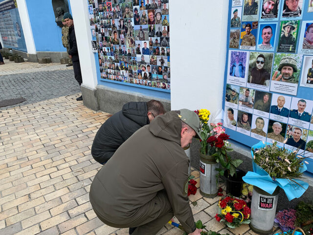 Forsvarsministeren legger blomster for falne soldater i Ukraina.