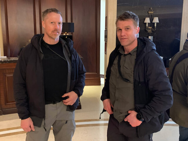 To menn ser på fotografen.