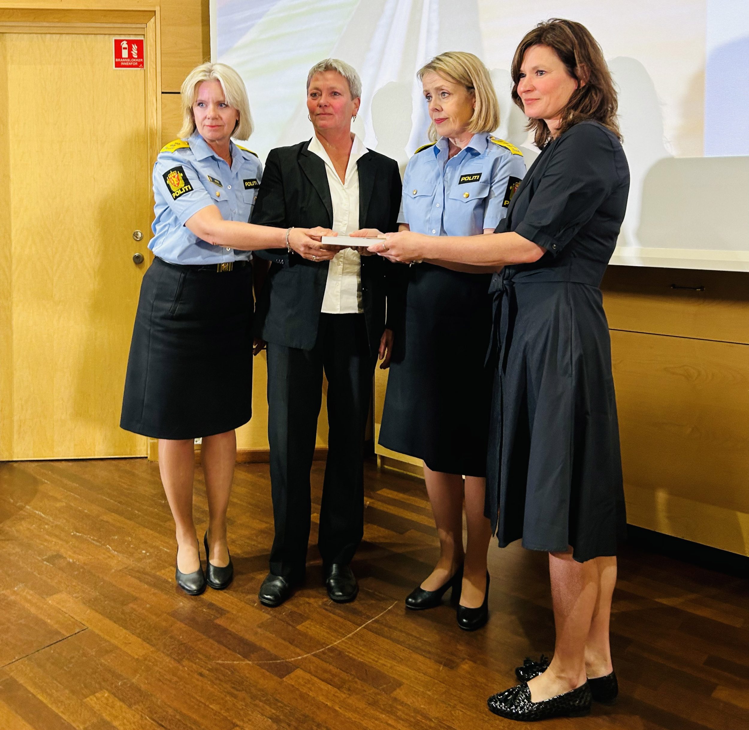 Politimester i Oslo, sjef PST, politidirektøren og utvalgsleder sammen på scenen.
