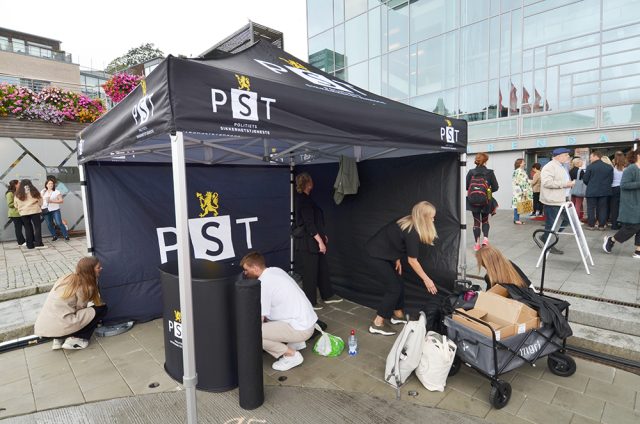 PST-ansatte jobber med å sette opp et telt.