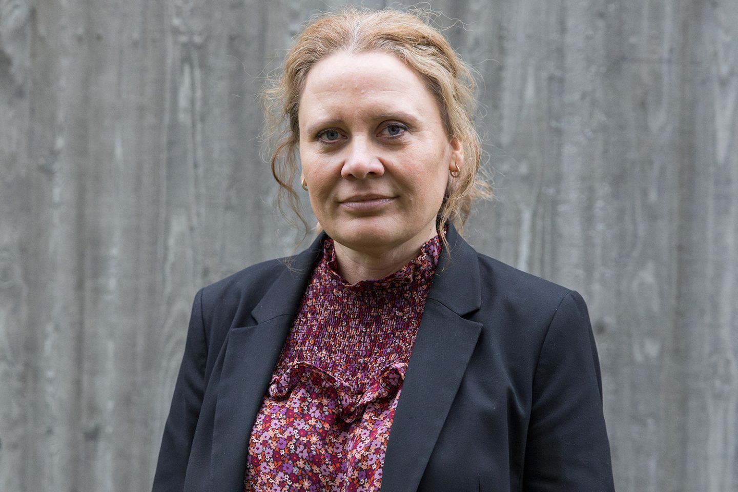 Kvinnelig etterforsker i dress.