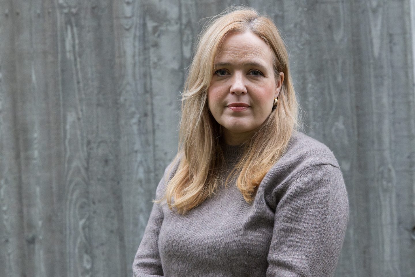 Kvinne som ser mot kameralinsen.