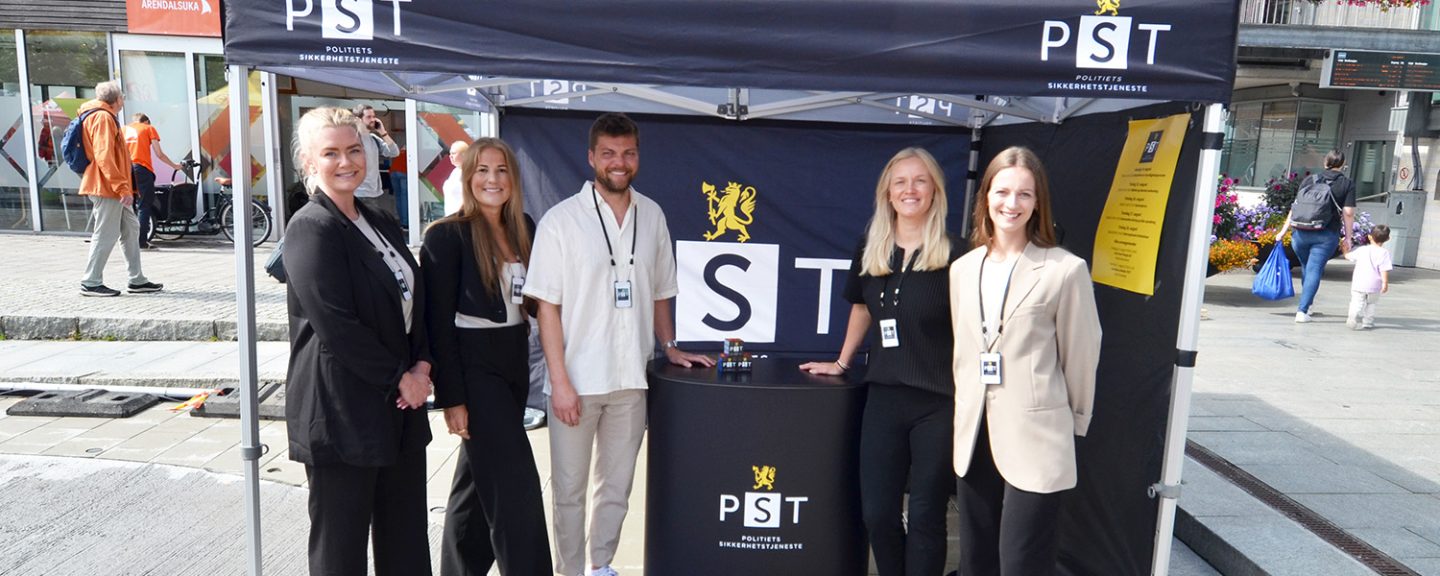 Fem HR-ansatte står ved PSTs telt i Arendal.
