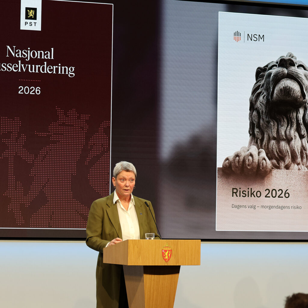 Sjef PST på en scene.