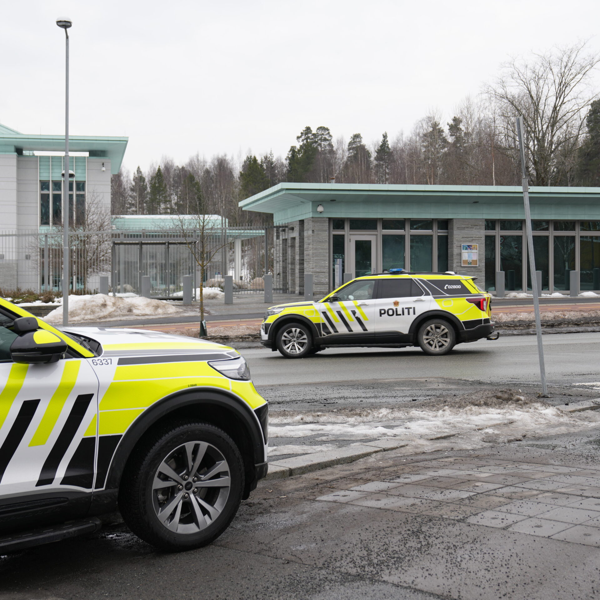To politibiler står parkert utenfor den amerikanske ambassaden i Oslo. Foto.
