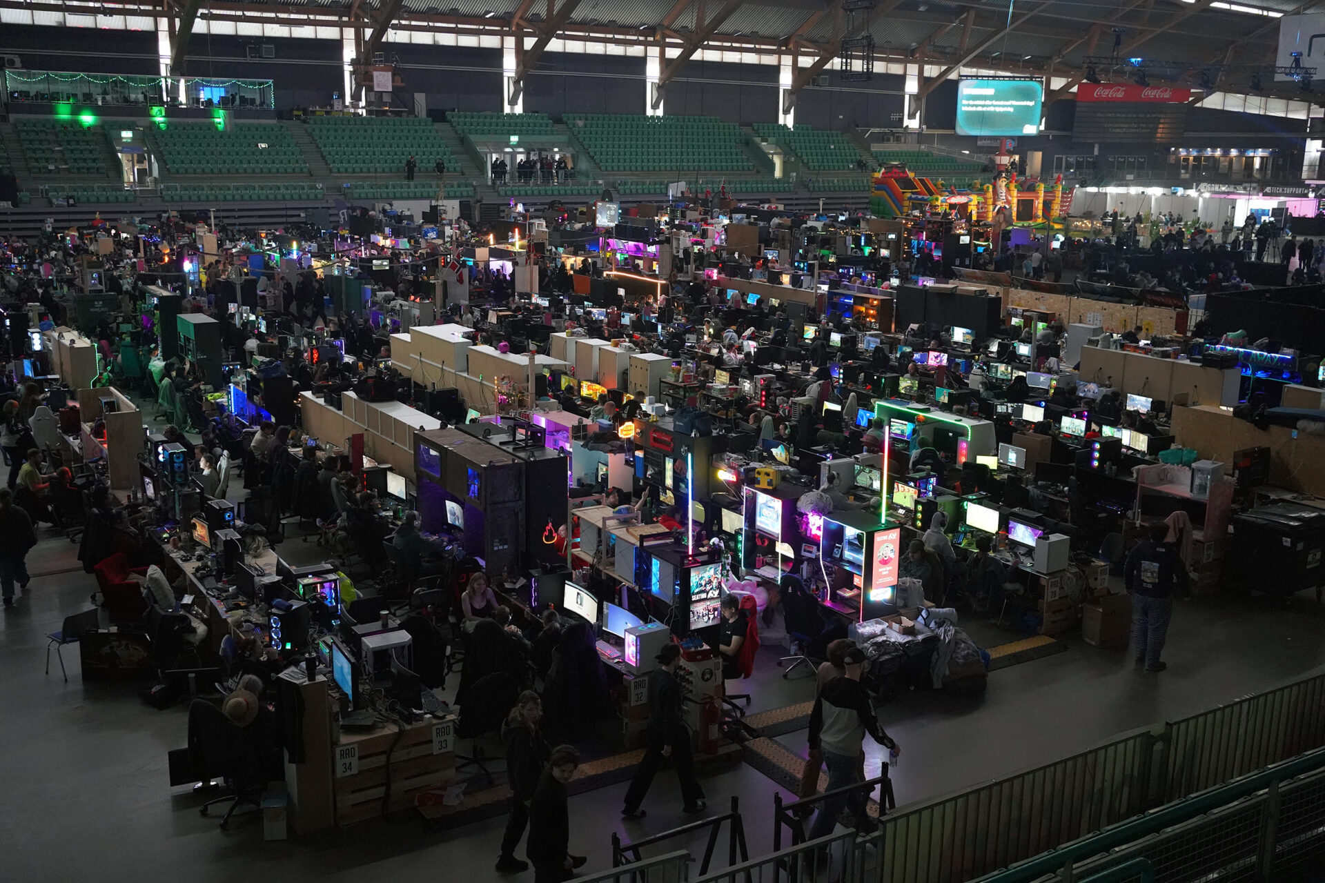 Mange pc-skjermer lyser i Vikingskipet. Foto.