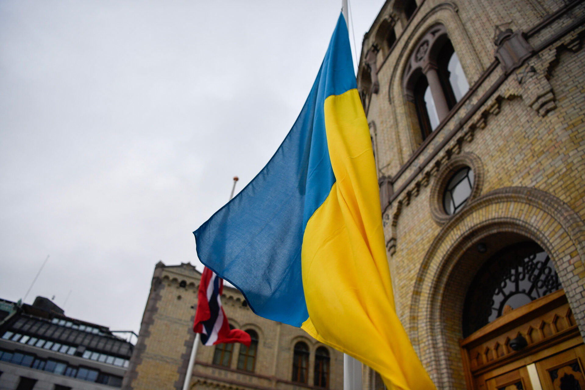 Det ukrainske flagget heises på flaggstang. Stortinget i bakgrunnen. Foto