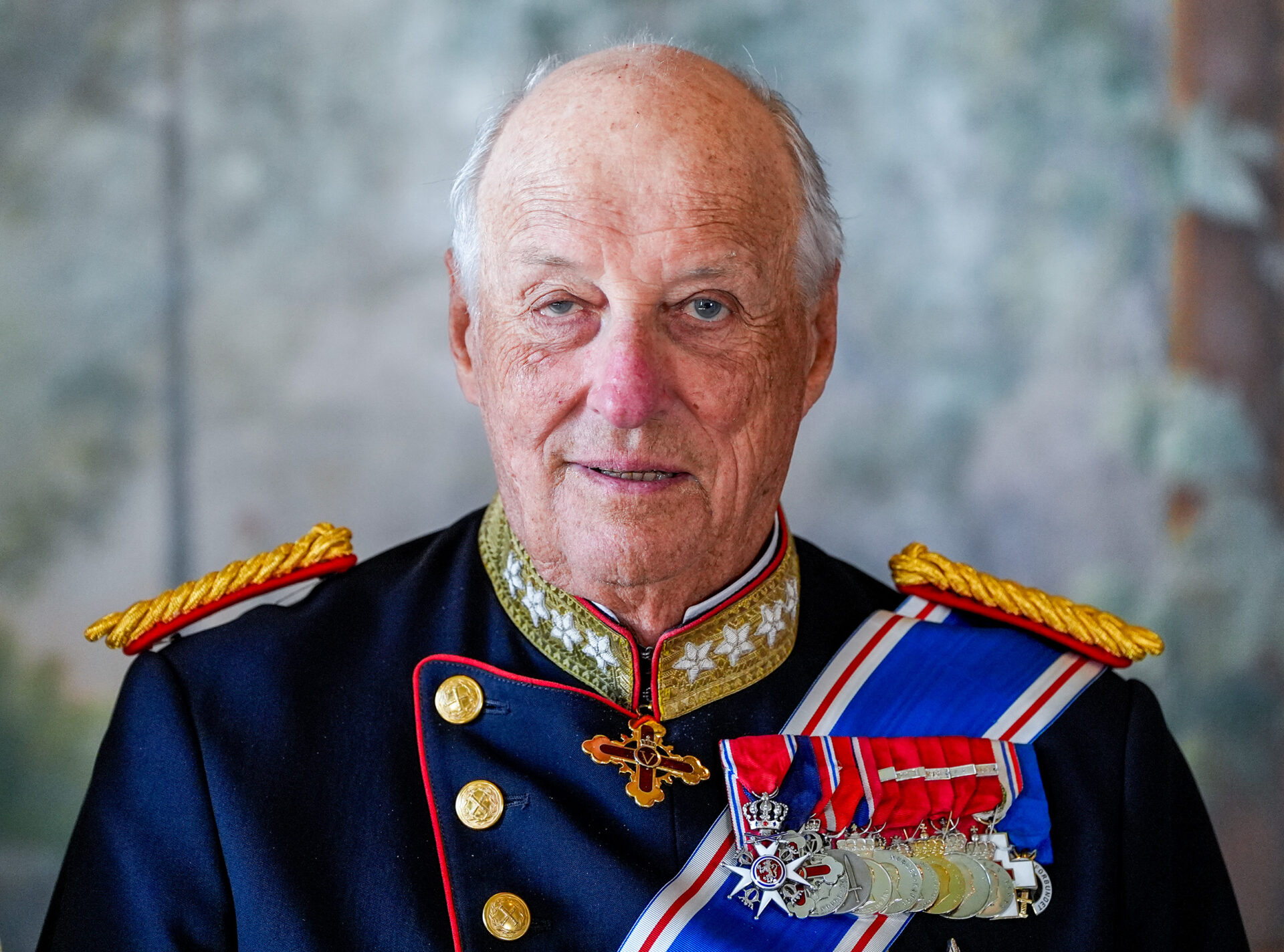 Kong Harald V i uniform. Foto.