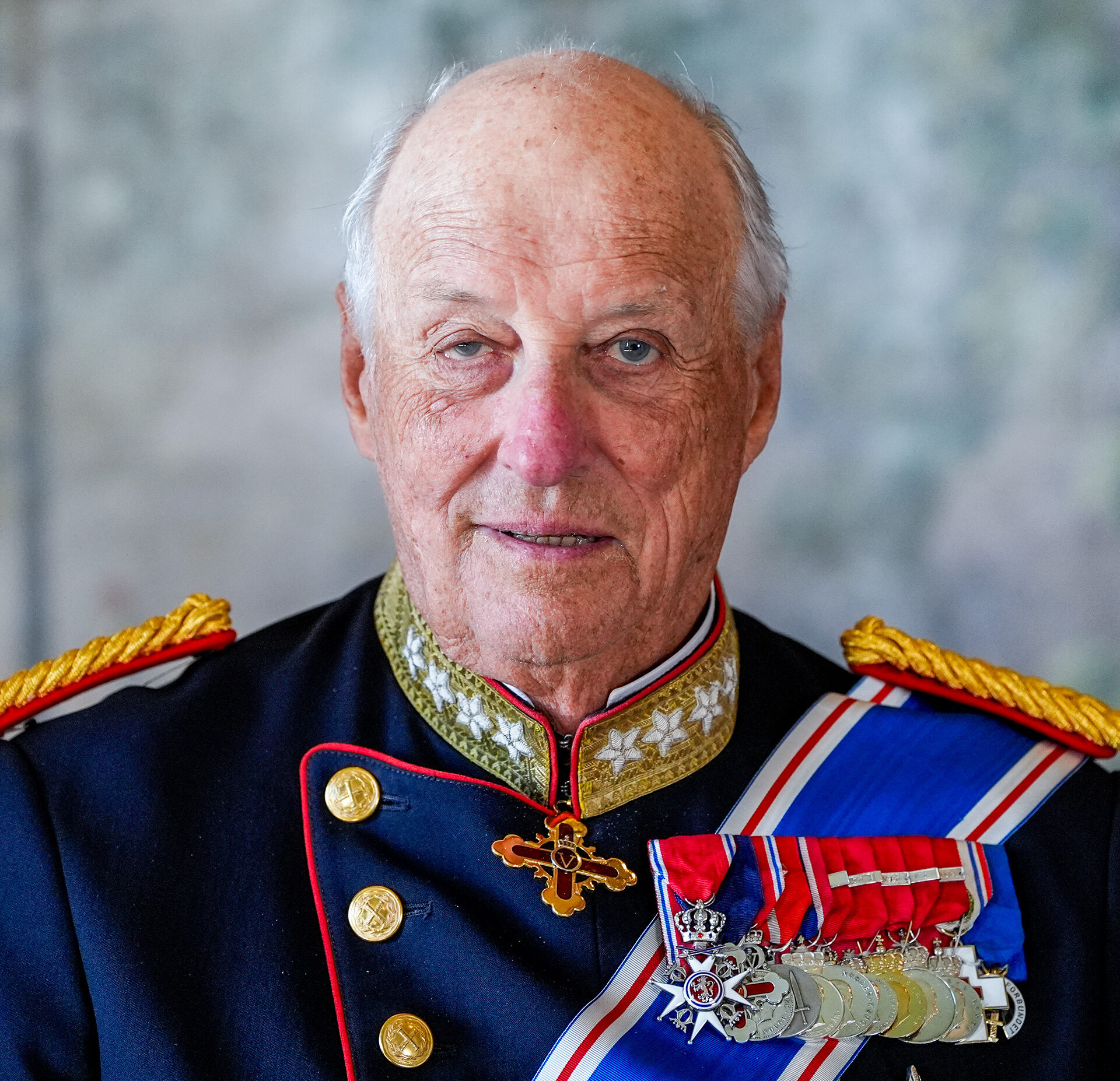 Kong Harald V i uniform. Foto.