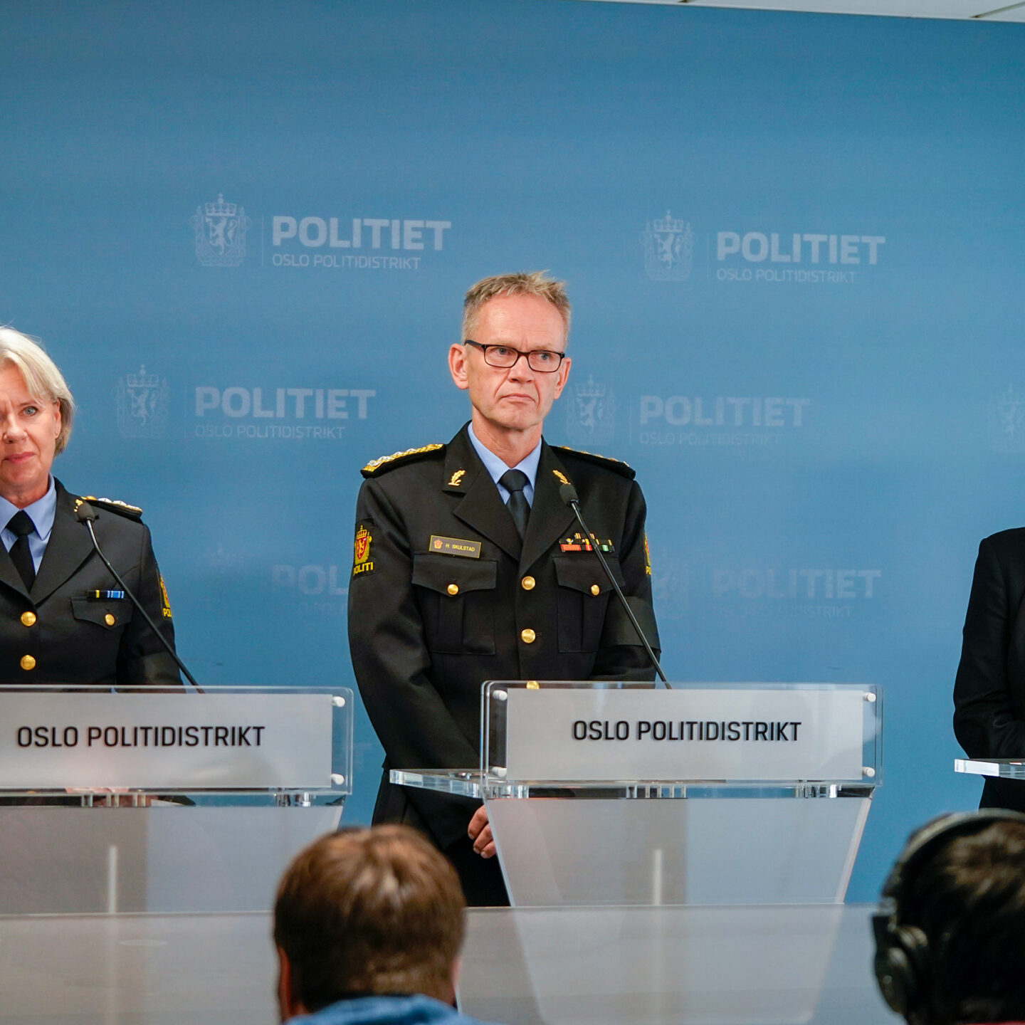 Pressekonferanse politiet. Politimester, politidirektør og sjef PST på et podie. Foto.
