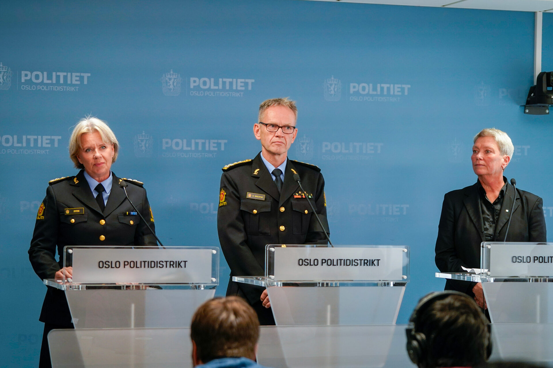 Pressekonferanse politiet. Politimester, politidirektør og sjef PST på et podie. Foto.