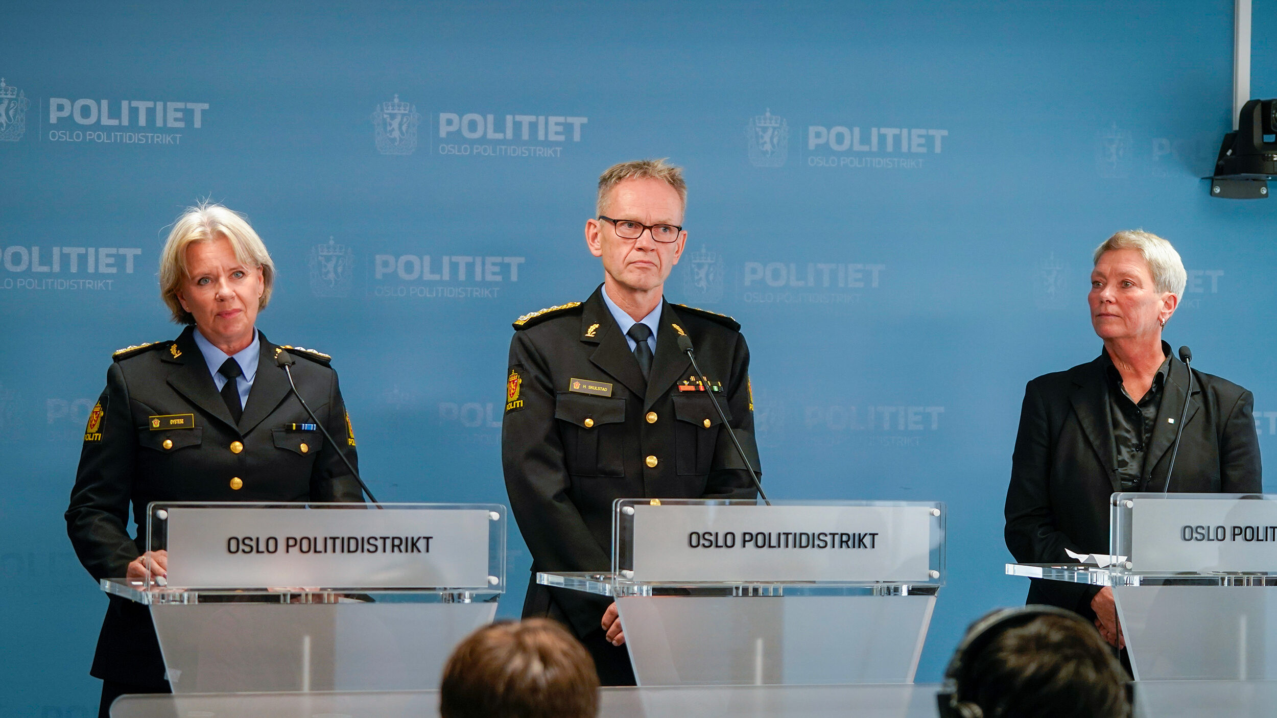 Pressekonferanse politiet. Politimester, politidirektør og sjef PST på et podie. Foto.